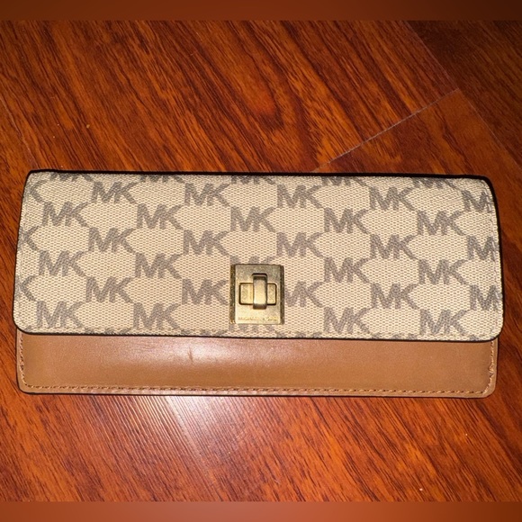 Authentic Michael Kors Bag & wallet set - Picture 2 of 7